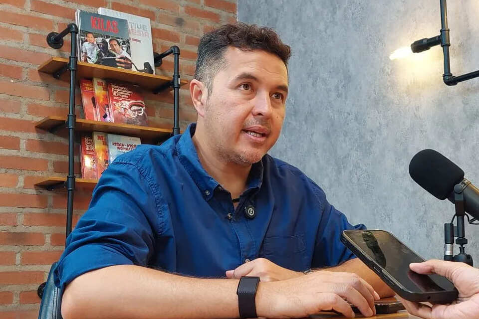 Wakil Ketua Ikatan Motor Indonesia (IMI) Bidang Mobilitas, Rifat Sungkar saat berkunjung ke Antara Heritage Center Pasar Baru, Jakarta Pusat pada Senin (3/3/2025). (ANTARA/Adimas Raditya)