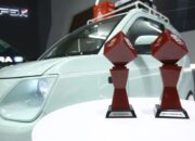Piala untuk kendaraan DFSK dan Seres di ajang IIMS 2025.