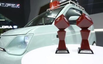 Piala untuk kendaraan DFSK dan Seres di ajang IIMS 2025.
