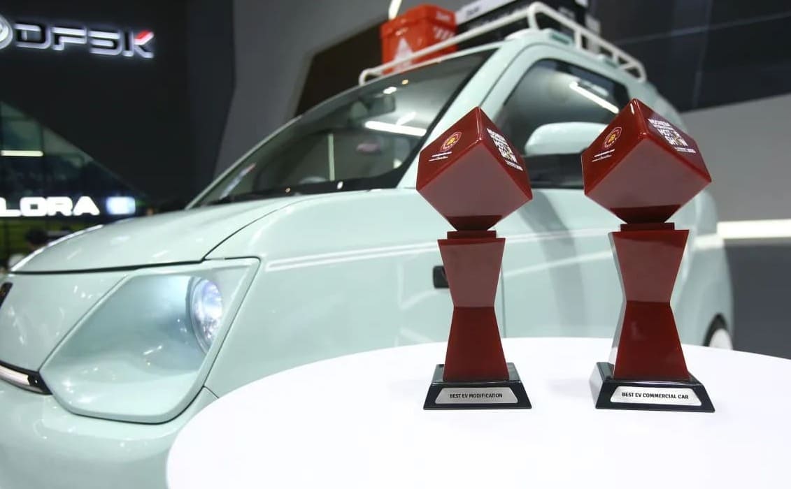 Piala untuk kendaraan DFSK dan Seres di ajang IIMS 2025.