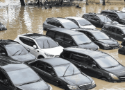 Ilustrasi Mobile Terkena Banjir