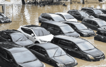 Ilustrasi Mobile Terkena Banjir