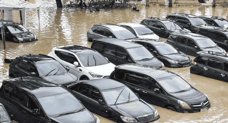 Ilustrasi Mobile Terkena Banjir